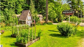 Plus de détails pour 917 S Bayshore Dr, Elk Rapids, MI - Services hôteliers à vendre