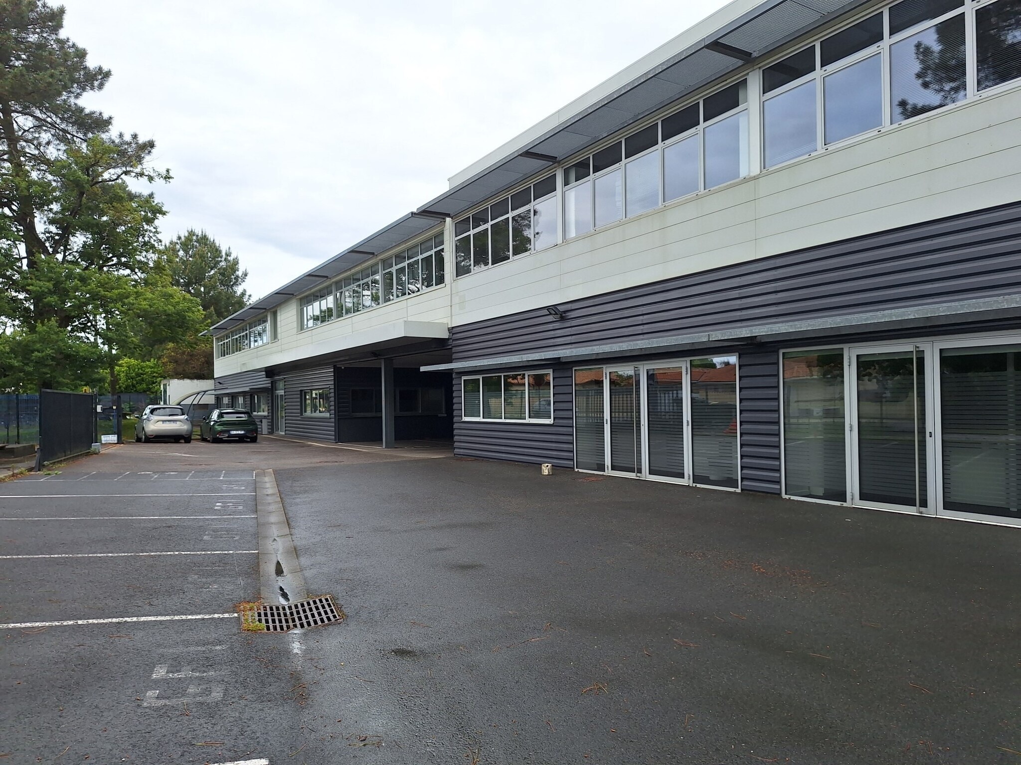 Office in Gradignan for lease Building Photo- Image 1 of 10