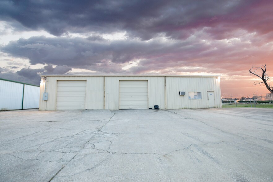 2407B S Houston Ave, Humble, TX à louer - Photo du bâtiment - Image 3 de 5