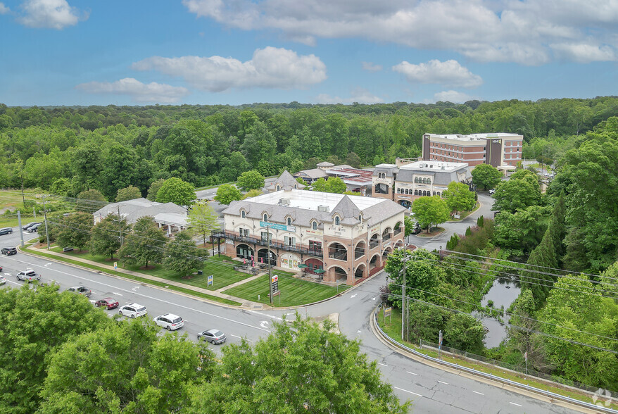 235 Medical Park Rd, Mooresville, NC à vendre - Photo du bâtiment - Image 2 de 4