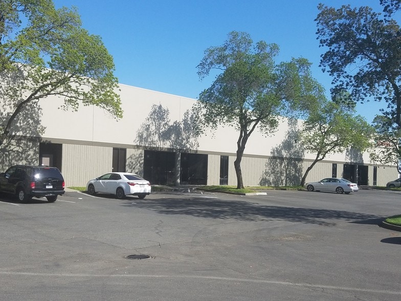 8120 Berry Ave, Sacramento, CA à louer - Photo du bâtiment - Image 2 de 3