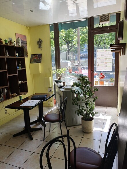 Retail in Paris for lease - Building Photo - Image 1 of 7