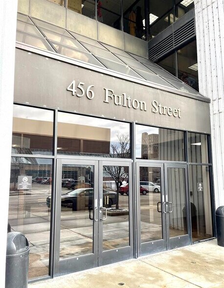 456 Fulton St, Peoria, IL à vendre - Photo du bâtiment - Image 3 de 33
