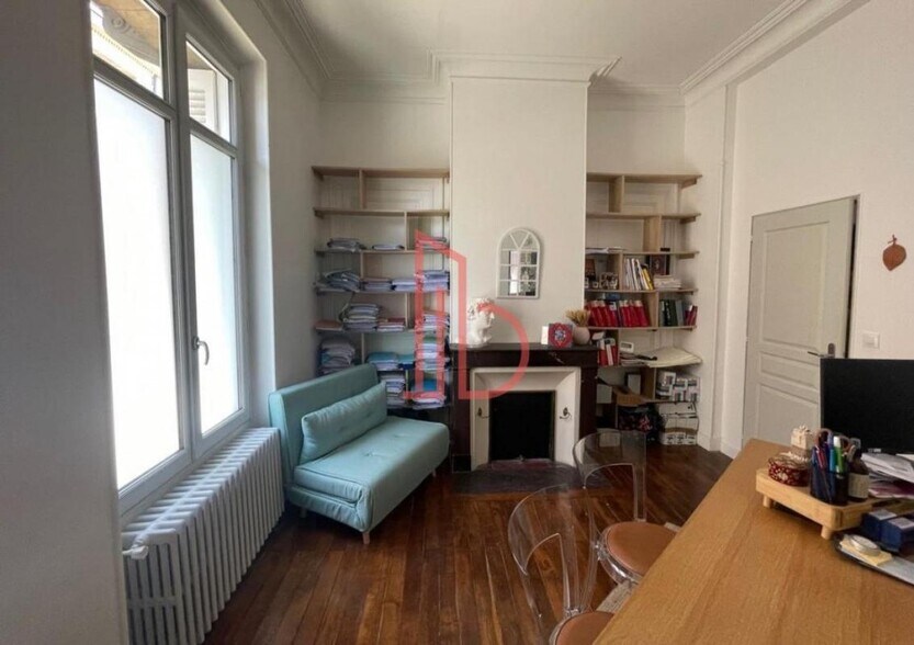 Office in Bordeaux for lease - Interior Photo - Image 2 of 5