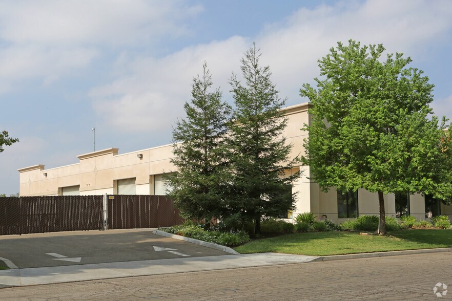 4741 W Jennifer Ave, Fresno, CA à louer - Photo du bâtiment - Image 1 de 5