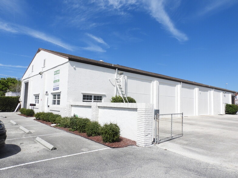 128 Tomahawk Dr, Indian Harbour Beach, FL à vendre - Photo du bâtiment - Image 3 de 91