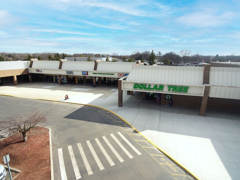 37601-37755 5 Mile Rd, Livonia, MI for lease - Building Photo - Image 2 of 9