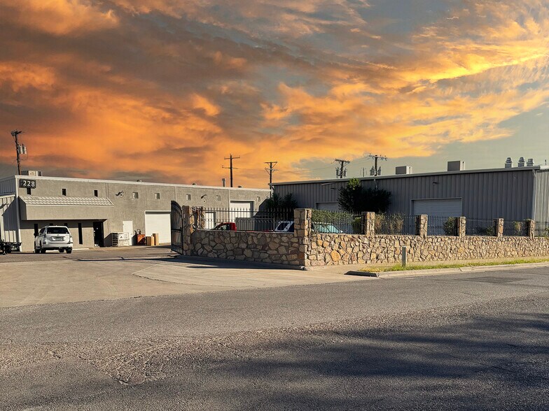 228 E Sunset Rd, El Paso, TX for sale - Building Photo - Image 1 of 1
