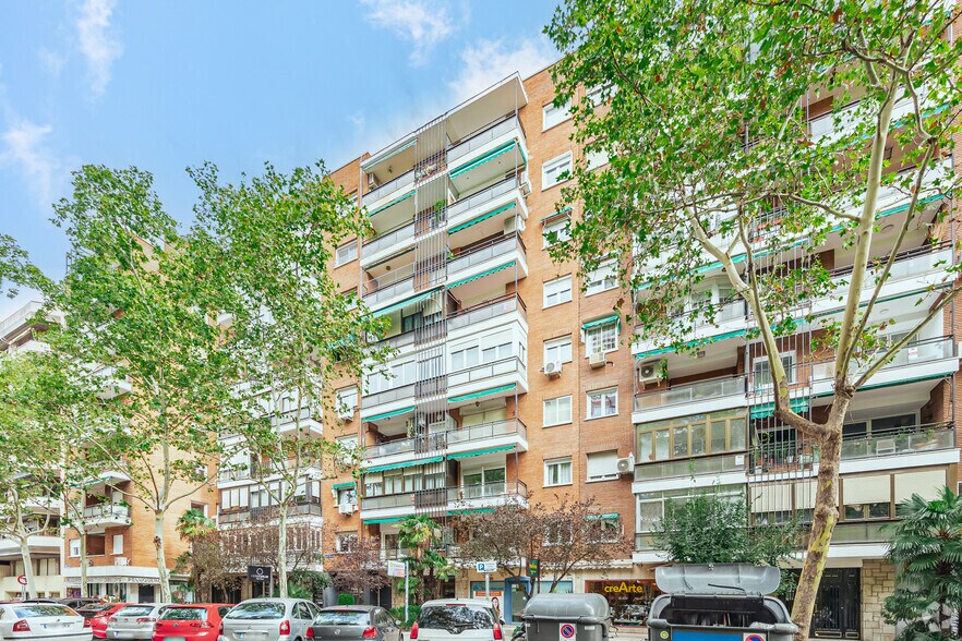 Commerce de détail dans Madrid, Madrid à louer - Photo du bâtiment - Image 2 de 2