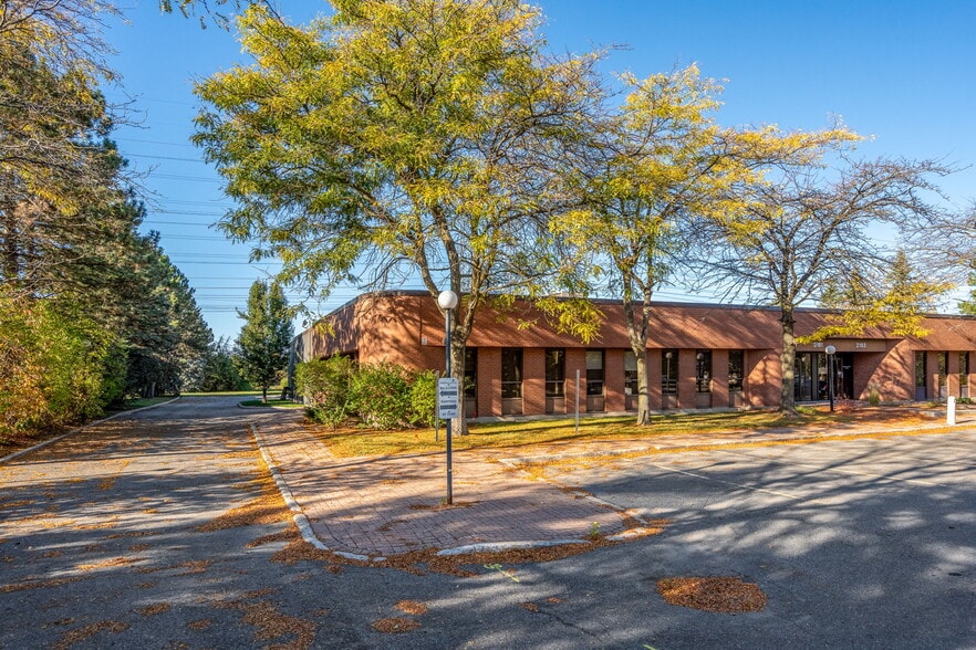 2181-2183 Thurston Dr, Ottawa, ON for lease - Building Photo - Image 2 of 8