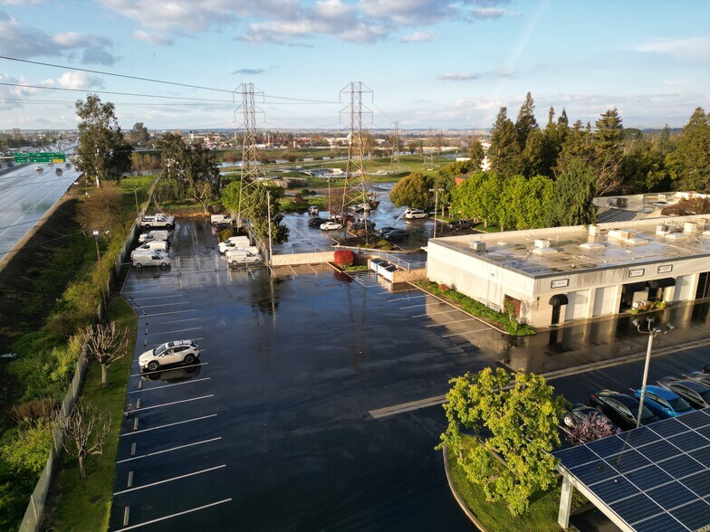 2015 Westwind Dr, Bakersfield, CA à louer - Photo du bâtiment - Image 3 de 7
