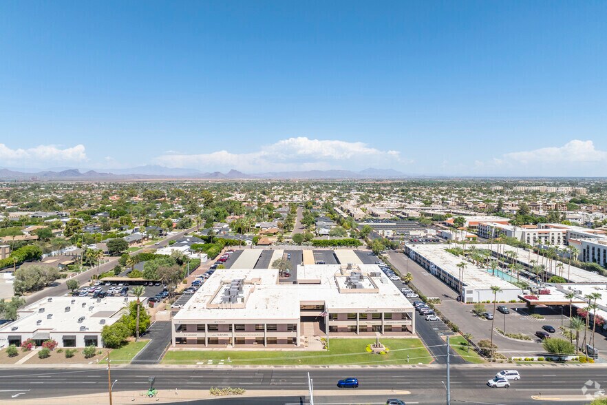 5111 N Scottsdale Rd, Scottsdale, AZ à louer - Aérien - Image 2 de 5