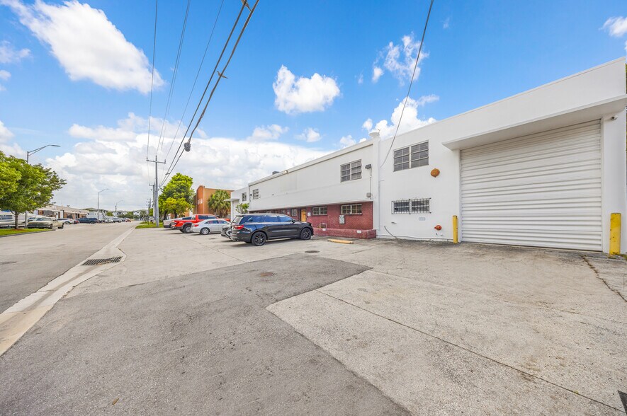 7725 W 2nd Ct, Hialeah, FL à vendre - Photo du bâtiment - Image 2 de 37