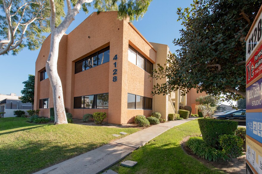 4128 W Commonwealth Ave, Fullerton, CA à louer - Photo du bâtiment - Image 2 de 20