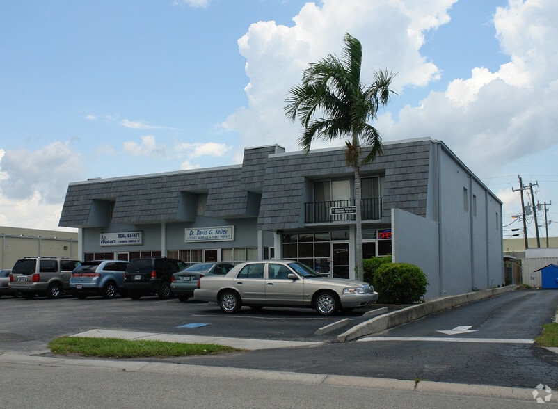 1950 Courtney Dr, Fort Myers, FL for lease - Building Photo - Image 3 of 42