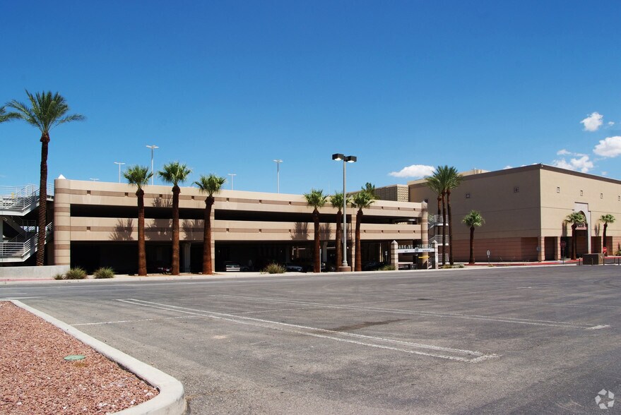 3700 S Maryland Pky, Las Vegas, NV à louer - Photo du bâtiment - Image 2 de 9