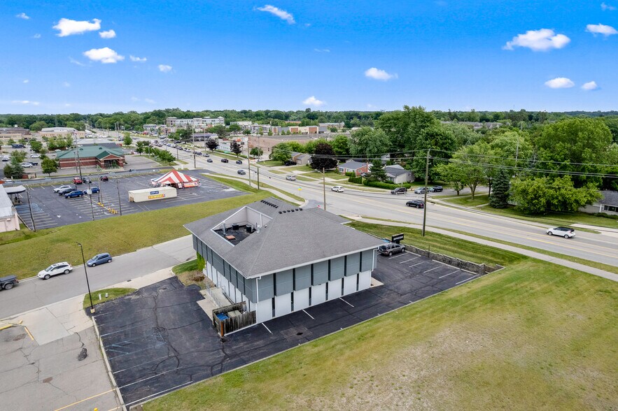 210 W Tienken Rd, Rochester Hills, MI à louer - Photo du bâtiment - Image 2 de 19