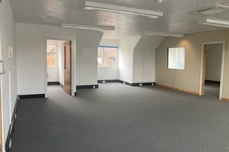 4 The Courtyard, Denmark Street, Wokingham à louer Photo intérieure- Image 1 de 2