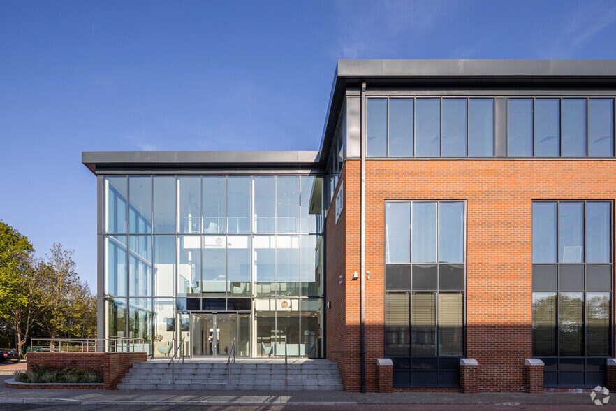 Thorpe Lead Rd, Egham à louer - Photo du bâtiment - Image 3 de 17