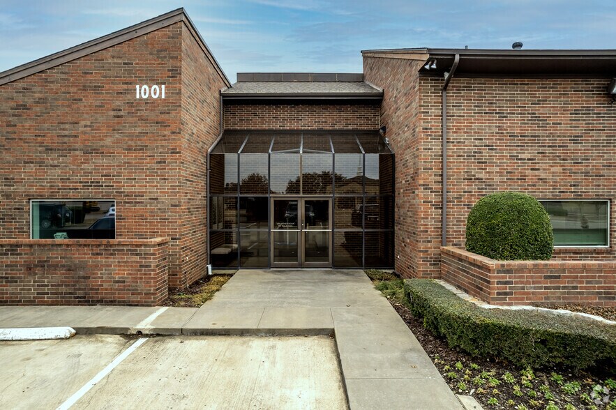 1001 E Buckingham Rd, Richardson, TX à louer - Photo du bâtiment - Image 3 de 5
