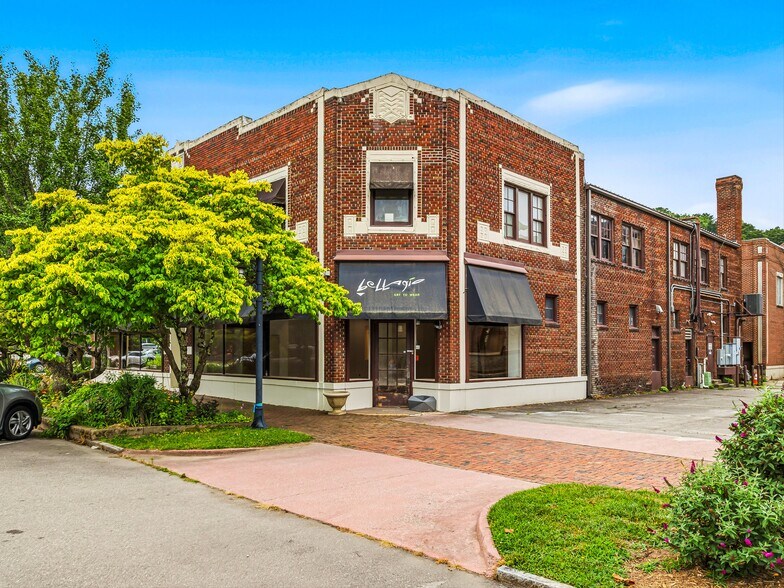 5 Biltmore Plz, Asheville, NC à louer - Photo du bâtiment - Image 3 de 30
