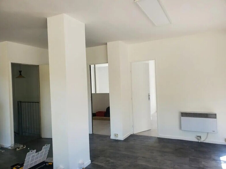 Bureau dans Bron à louer - Photo du bâtiment - Image 2 de 5