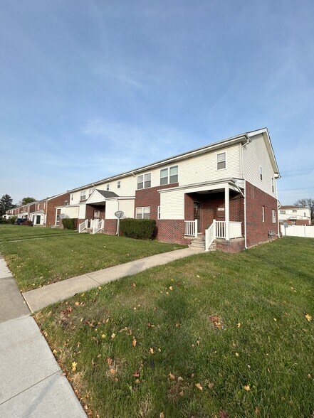 3387-3399 Ewald Cir, Detroit, MI à vendre - Photo du bâtiment - Image 3 de 5