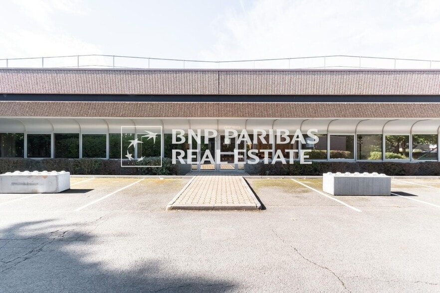 Office in Trappes for lease - Building Photo - Image 1 of 36