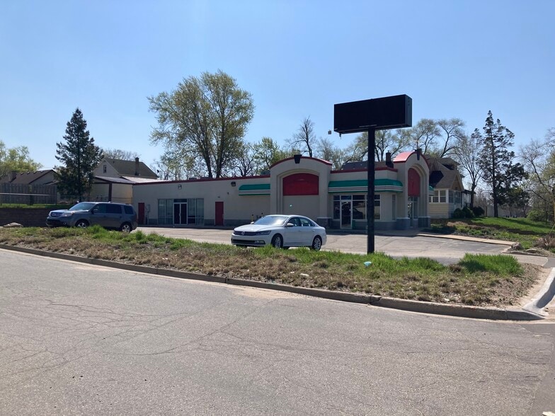 2452 Alpine Ave, Grand Rapids, MI à louer - Photo du bâtiment - Image 2 de 4