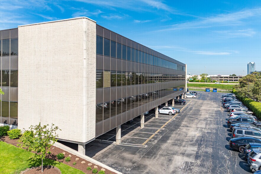 1100 Jorie Blvd, Oak Brook, IL à louer - Photo du bâtiment - Image 3 de 12