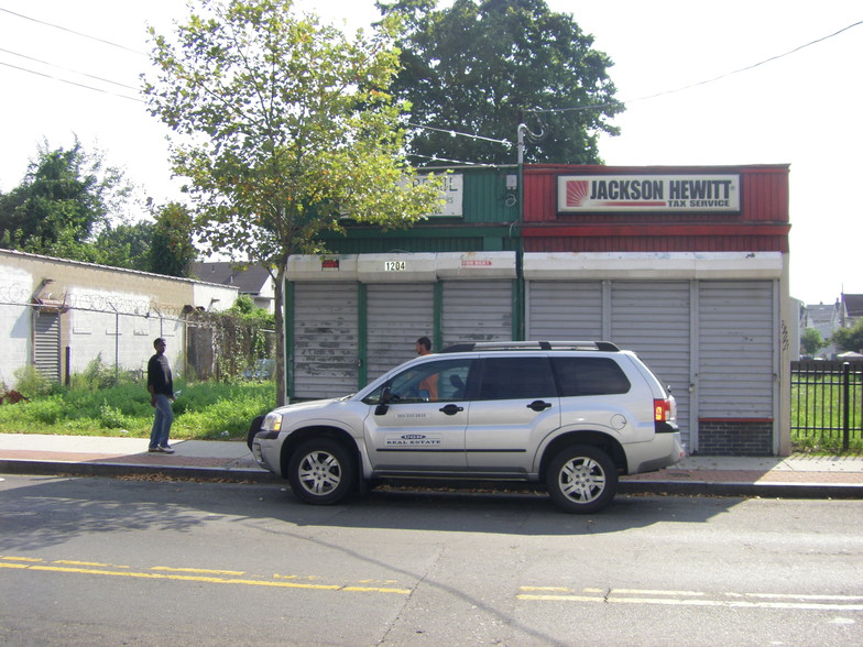 1200-1204 E Main St, Bridgeport, CT for sale - Building Photo - Image 1 of 1