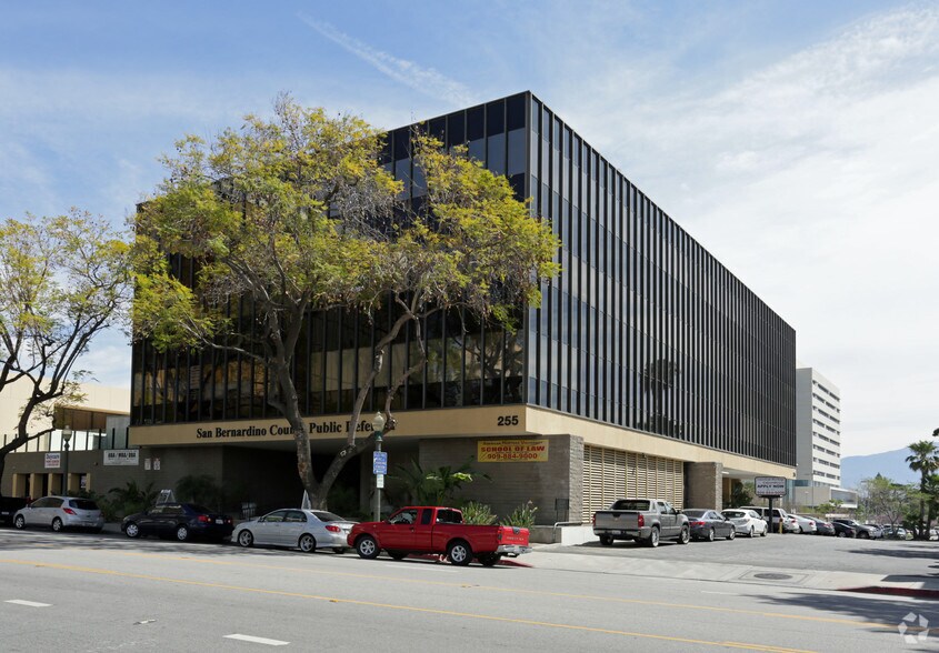 255 N D St, San Bernardino, CA à louer - Photo du bâtiment - Image 2 de 6