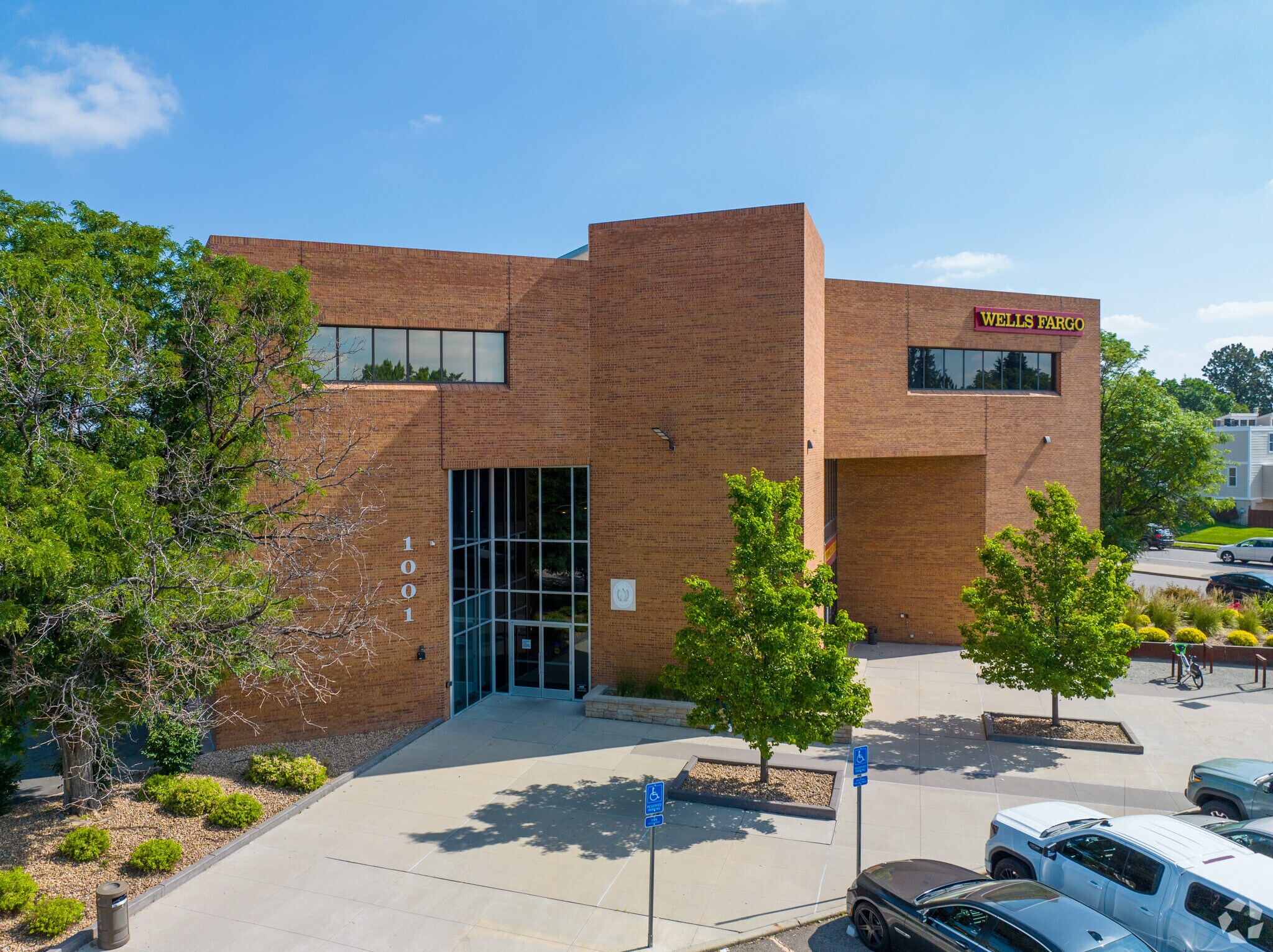 1001 S Monaco Pky, Denver, CO for lease Primary Photo- Image 1 of 9