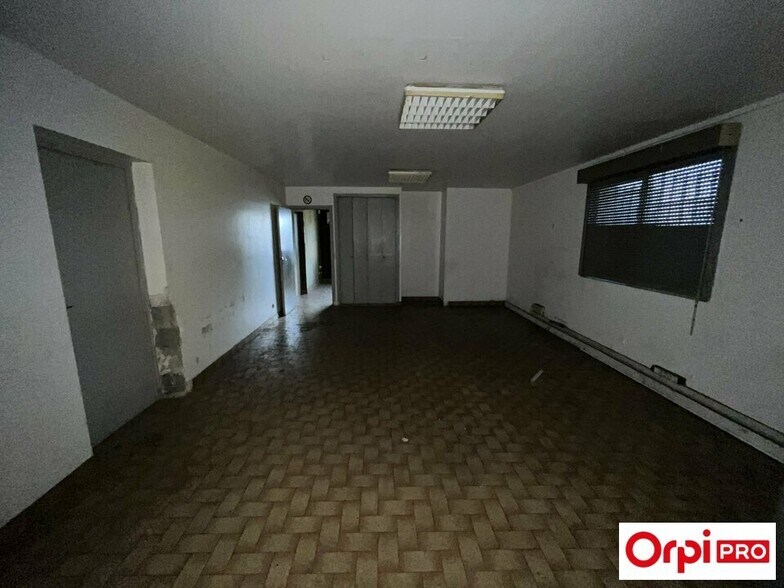 Flex in SAINT-SYMPHORIEN-D'OZON for lease - Interior Photo - Image 2 of 19