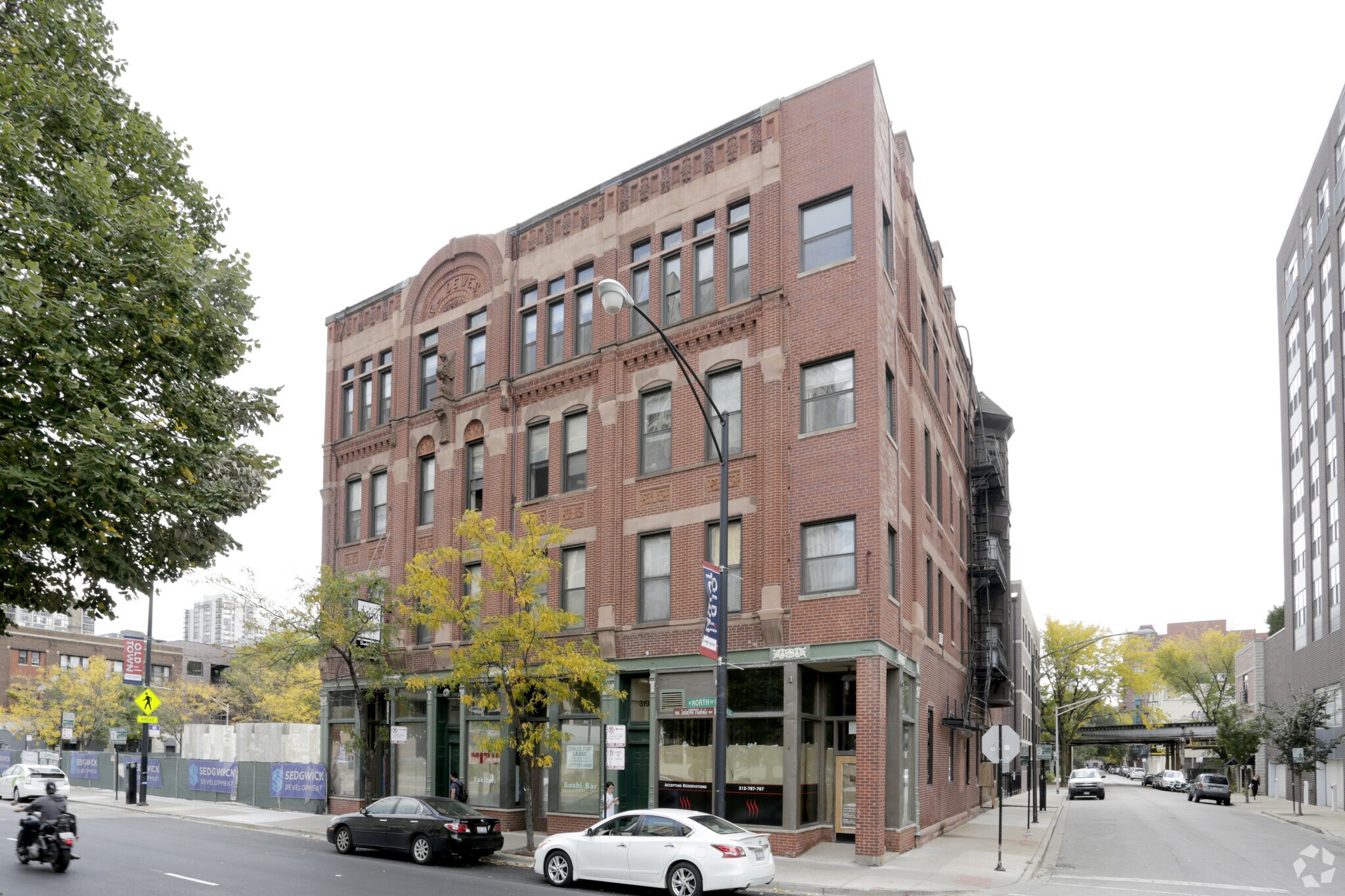315-319 W North Ave, Chicago, IL à louer Photo du bâtiment- Image 1 de 9