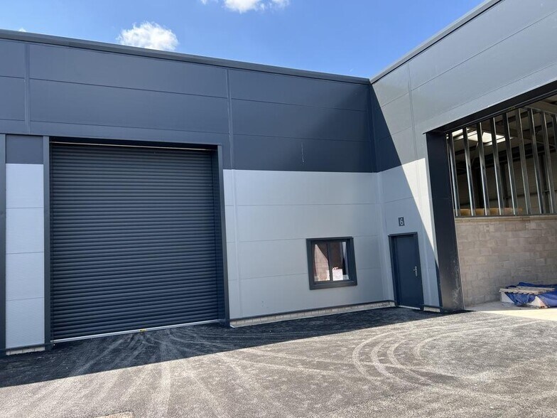 8 Drummond Rd, Stafford à louer - Photo du bâtiment - Image 2 de 5