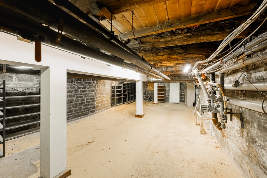 222 Rue Notre-Dame O, Montréal, QC for lease - Building Photo - Image 3 of 5