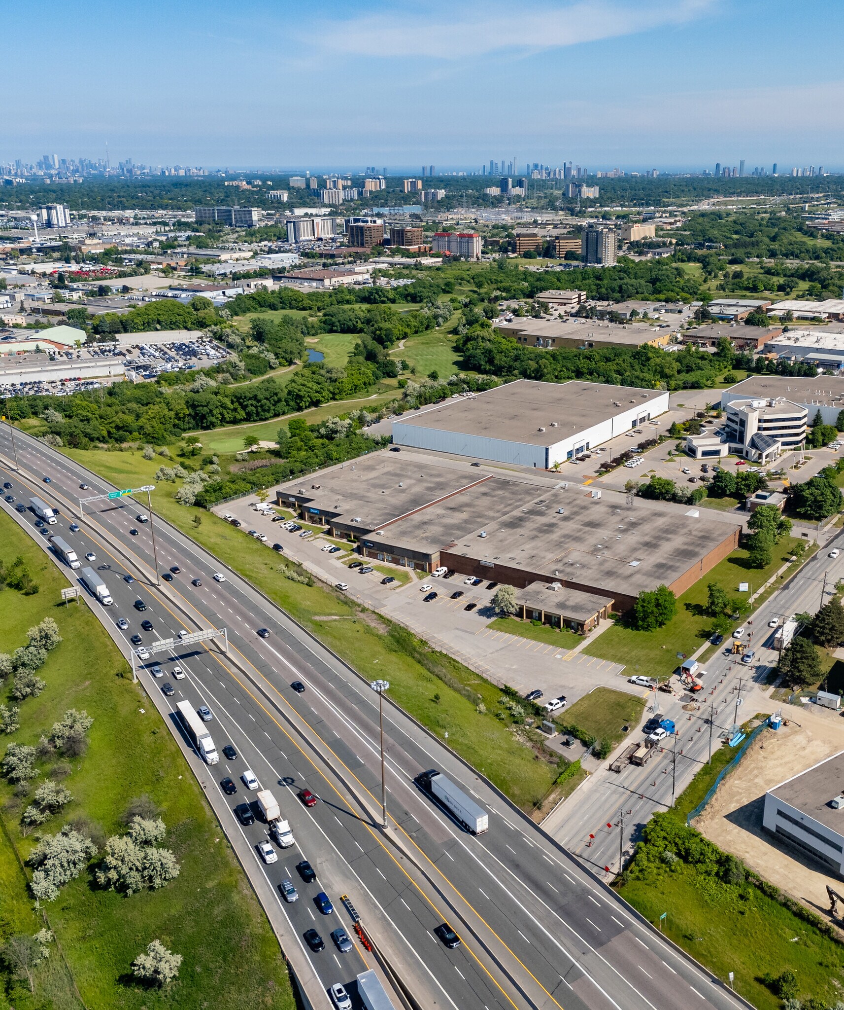 385-387 Carlingview Dr, Toronto, ON à vendre Photo du bâtiment- Image 1 de 7