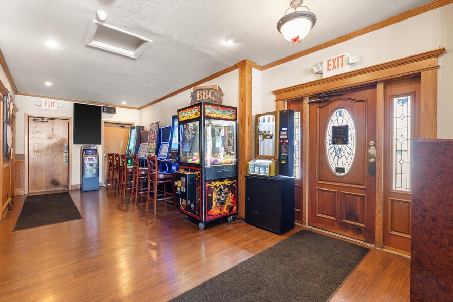 N67W33525 County Road K, Oconomowoc, WI for sale - Interior Photo - Image 3 of 52