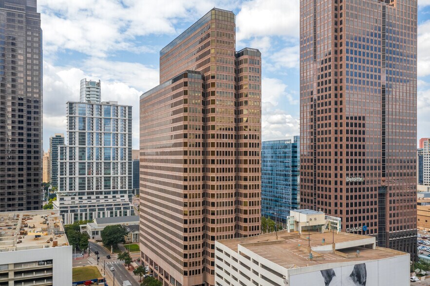 2100 Ross Ave, Dallas, TX à louer - Photo du bâtiment - Image 2 de 11