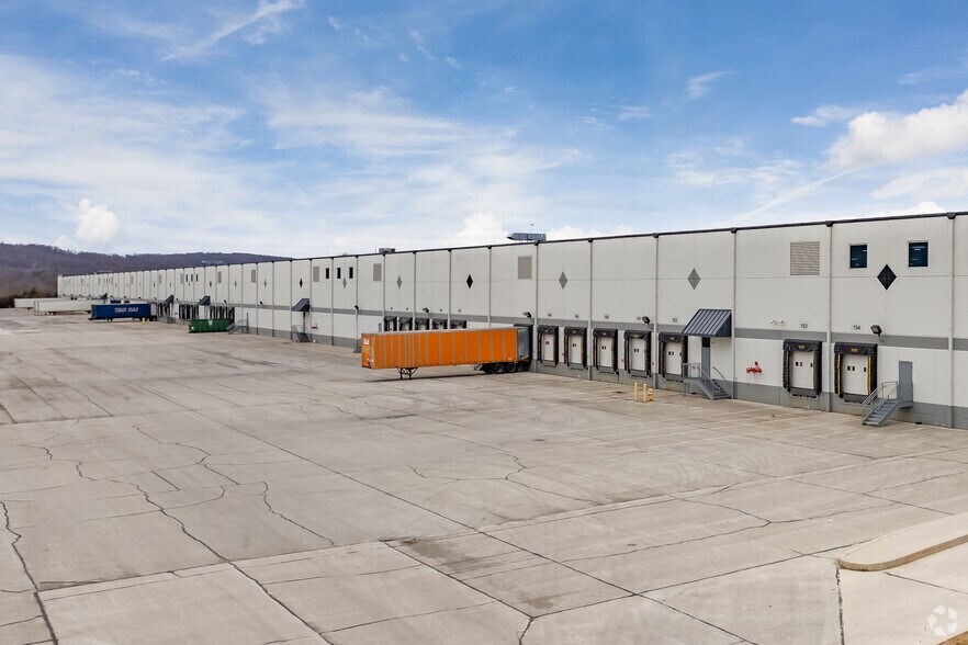 600 Industrial Dr, Lewisberry, PA à louer - Photo du bâtiment - Image 3 de 4