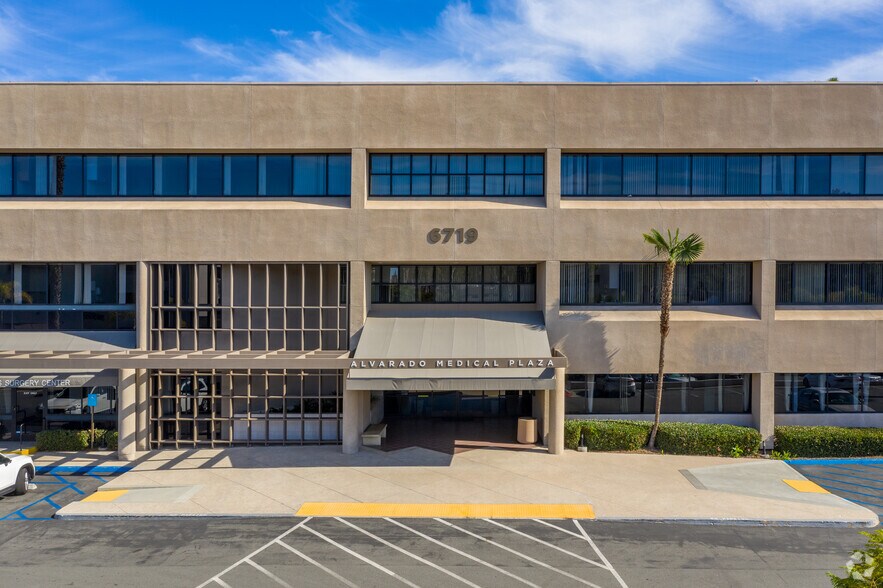 6719 Alvarado Rd, San Diego, CA à louer - Photo du bâtiment - Image 3 de 8
