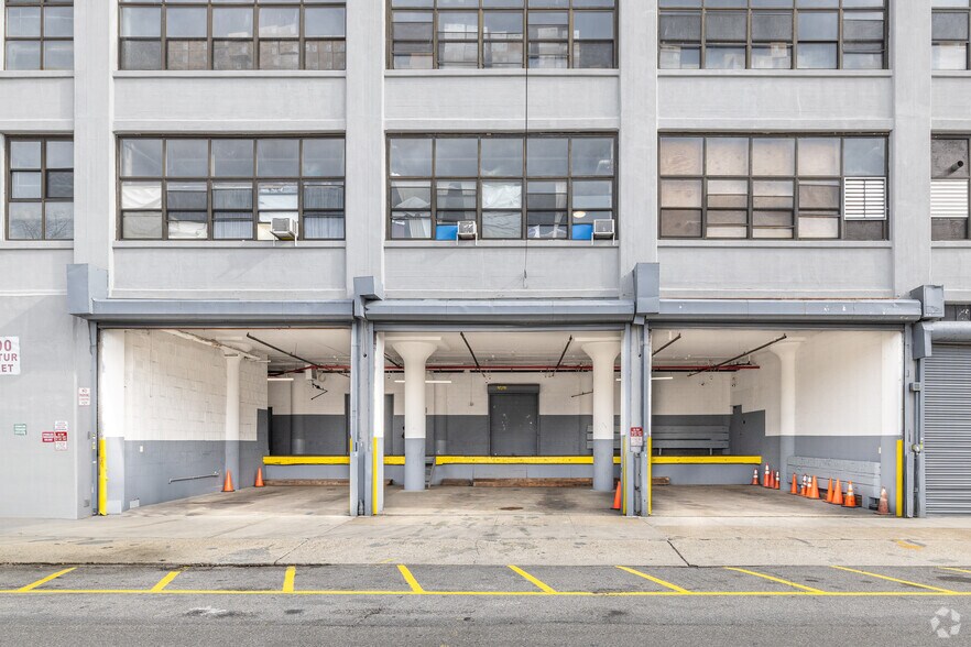 59-00 Decatur St, Ridgewood, NY à louer - Photo du bâtiment - Image 3 de 35