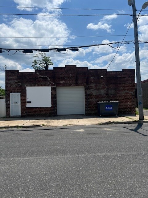 211 W 2nd St, Chester, PA à vendre Photo du bâtiment- Image 1 de 1