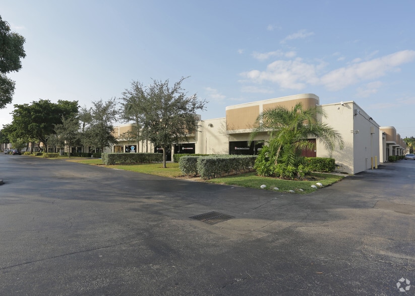 205-279 Goolsby Blvd, Deerfield Beach, FL for lease - Building Photo - Image 1 of 41