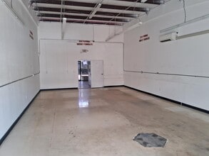 100-112 Airport Ln, Kissimmee, FL for lease Interior Photo- Image 2 of 2
