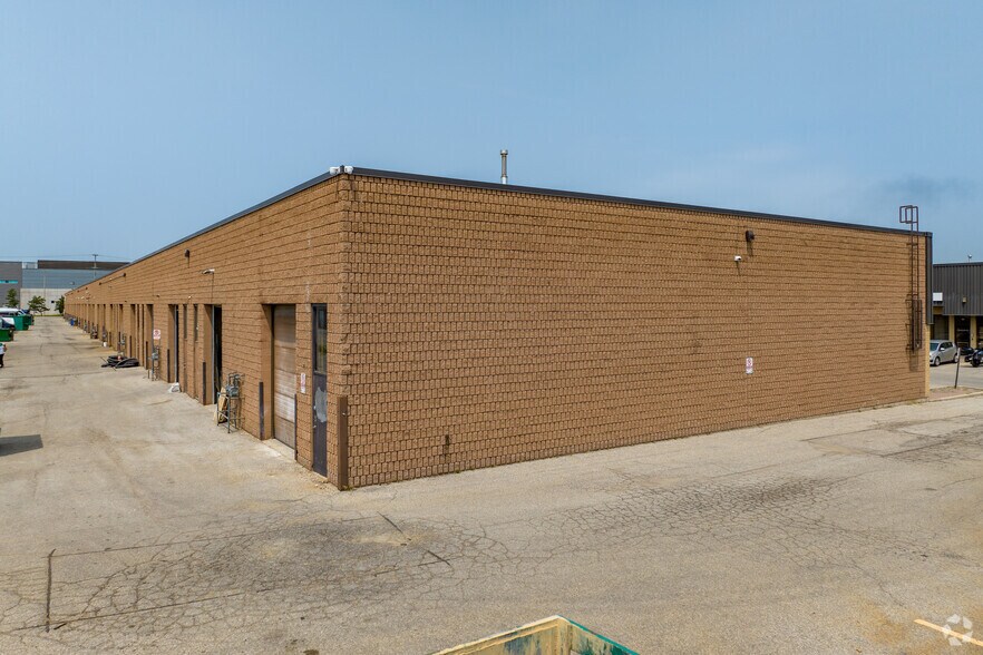 1060 Britannia Rd E, Mississauga, ON à vendre - Photo du bâtiment - Image 2 de 4