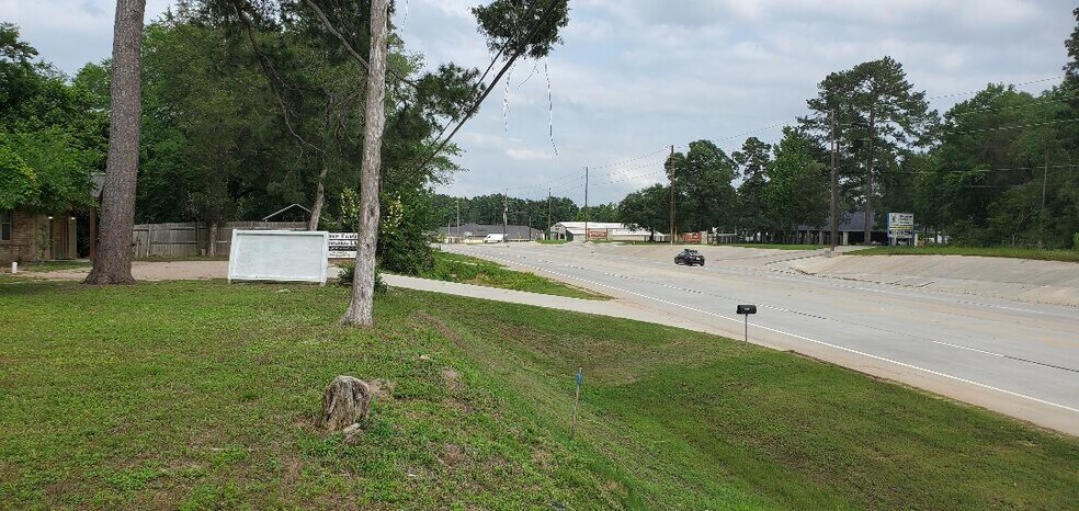 10332 FM 1097 Rd W, Willis, TX à vendre - Photo du bâtiment - Image 3 de 12