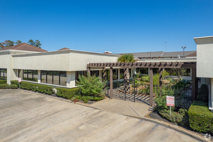 200 Valleywood Dr, Spring, TX à louer - Photo du bâtiment - Image 3 de 8