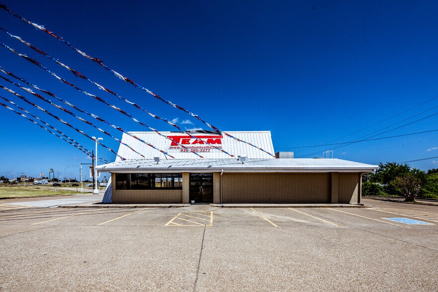 130 Interstate 45 N, Huntsville, TX à vendre - Photo du bâtiment - Image 2 de 14